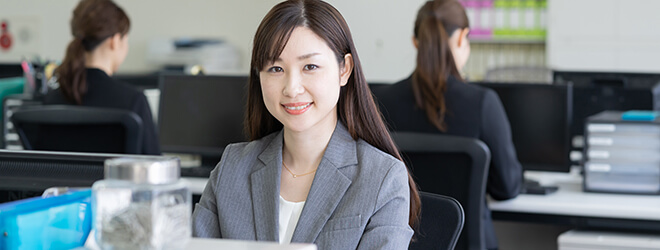 笑顔の事務の女性