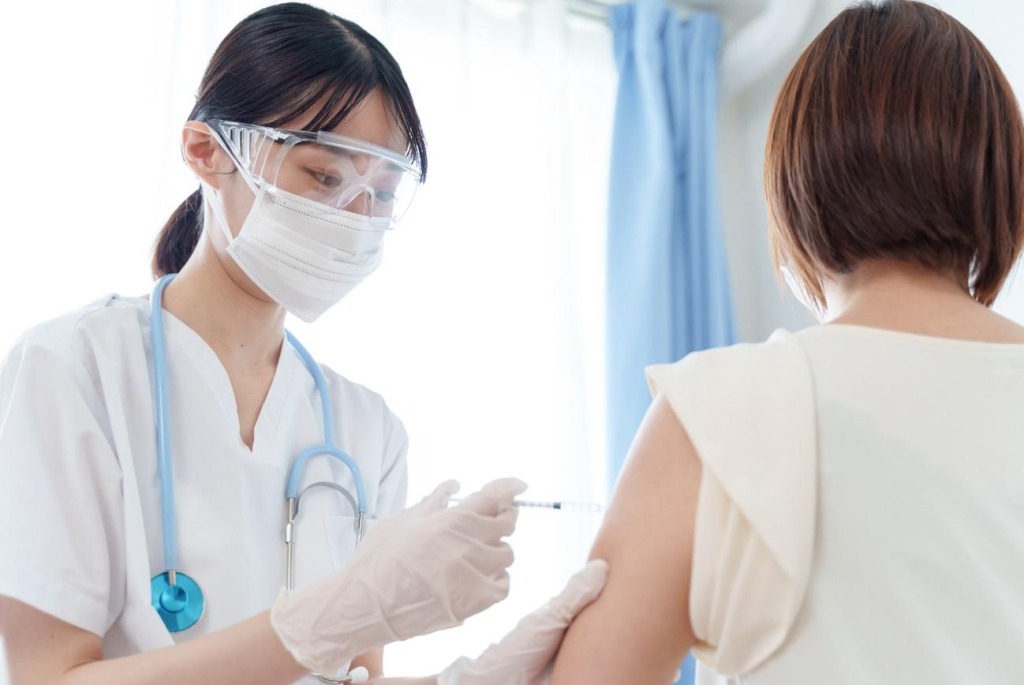 ワクチン接種前後に脱毛は可能? 脱毛のタイミングやムダ毛処理についても解説