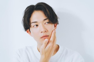 頬に生えたヒゲの自己処理方法とは？脱毛するメリットや施術回数の目安などについても解説