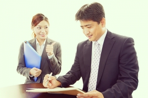 言葉で、態度で、気づかいで…思わずグッとくるのはこんな上司