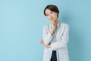 ニキビのある状態で脱毛はできる？　毛嚢炎との違いや脱毛とニキビの関係性について