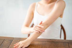 脱毛の施術後に肌荒れは起こりやすい？　具体的な症状や長引かせないための方法について解説